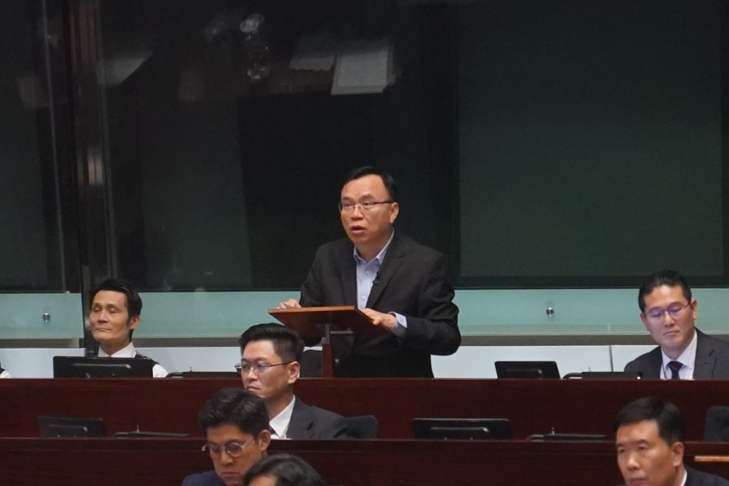 選委界議員黃國關注政府會否考慮放寬強積金用於置業。