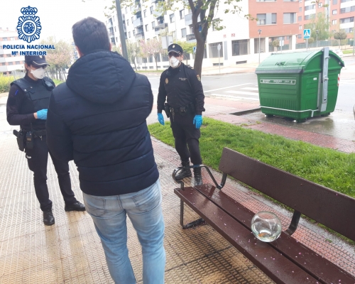 男子帶同放有金魚的魚缸外出。「Policía Nacional」twitter 圖片