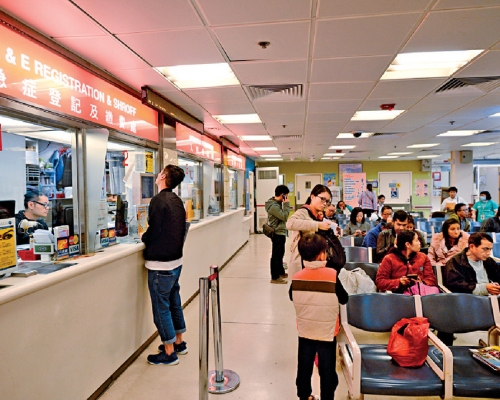 內科住院病床於午夜時的佔用率，全港為102%。