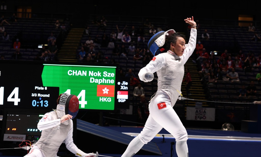 陳諾思（右）在落後到追至「決一劍」下險勝南韓的Mo Byeoli（左），她急不及待除下面罩慶祝。徐嘉華攝