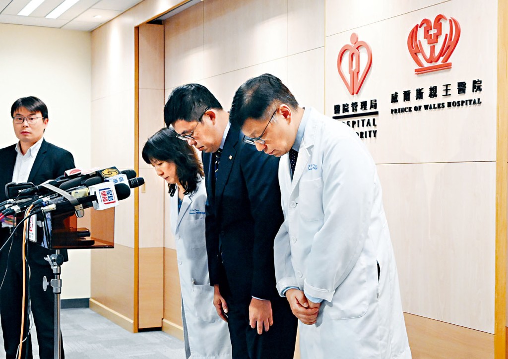 威院行政總監鍾健禮(中)聯同兒科部門主管及副醫院行政總監,鞠躬向家屬和公眾致歉。