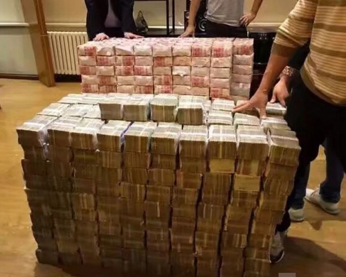 警方在非法传销案主犯家中搜出7000万元现金。网图