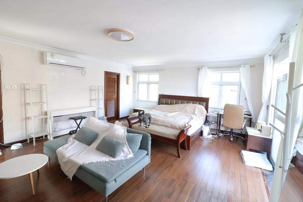 屋內設有4房2套，圖中房間設有多面大窗及附連露台。