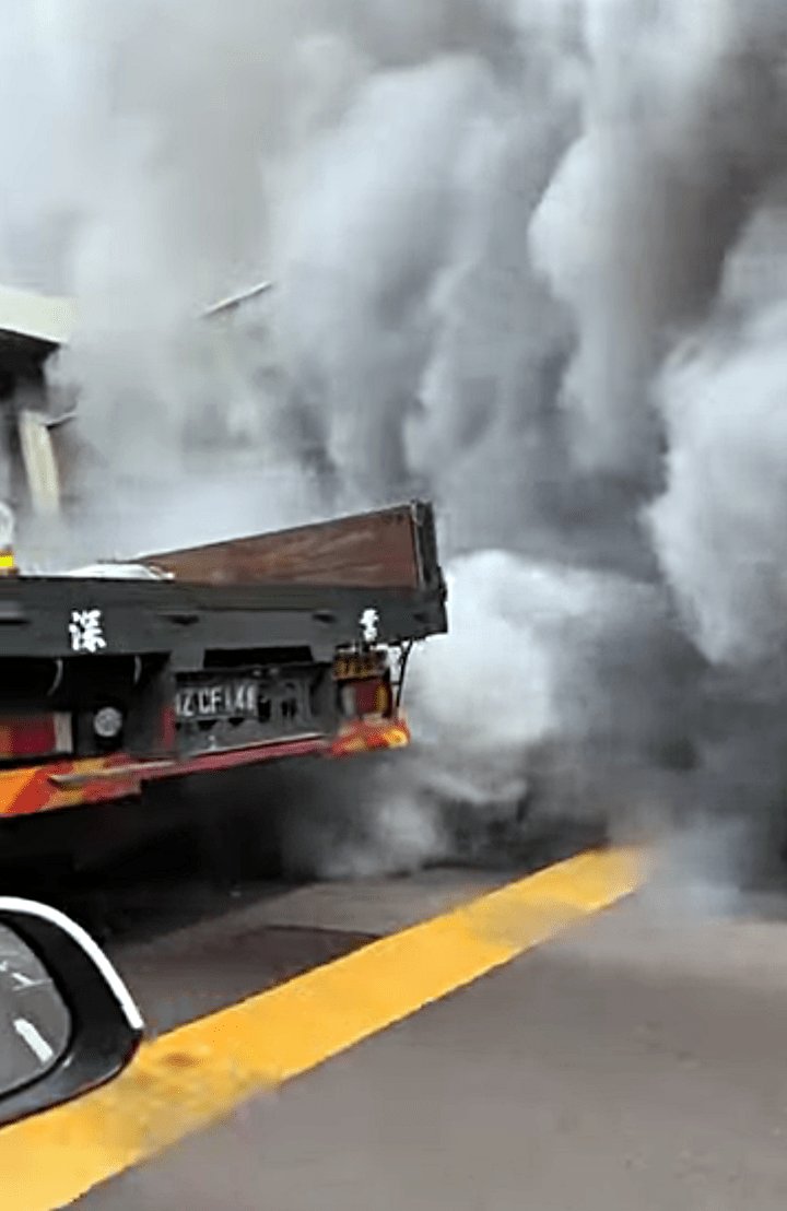 貨車機件故障冒煙。fb：車cam L（香港群組）