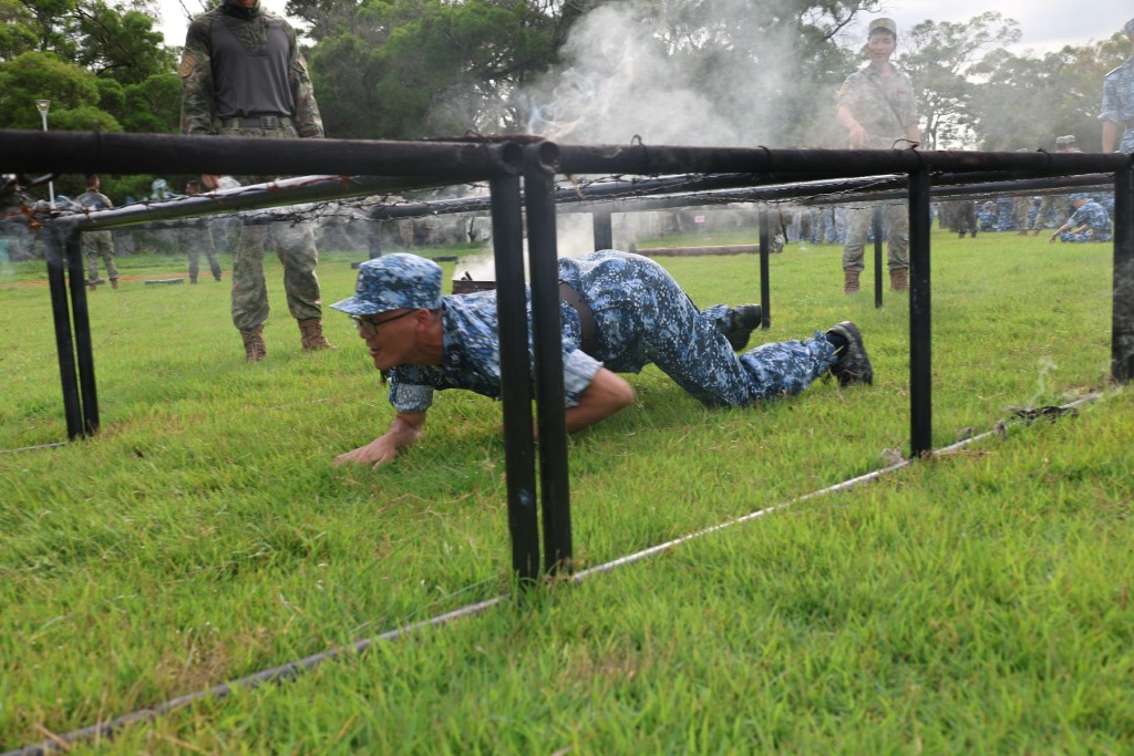 學員們接受軍事訓練。