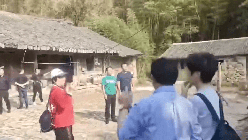 网传影片显示，有十多个人围绕著一个破落的农村土房参观。