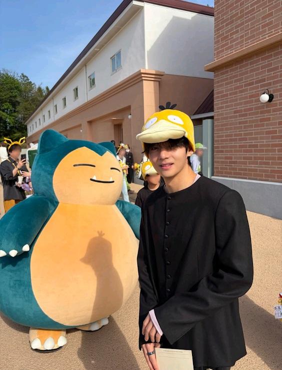 V抽空到PokéPark遊玩，還戴上可達鴨帽與卡比獸合照。