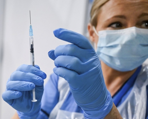 歐美已經開展大規模疫苗接種。AP資料圖片