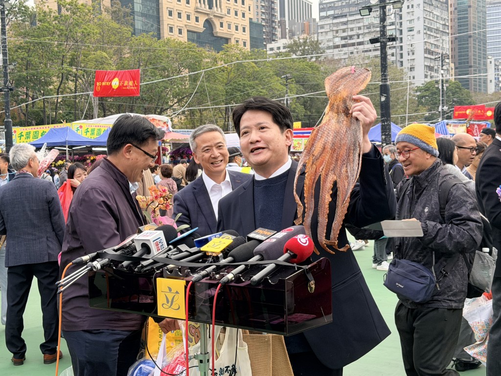 漁農界陳博智手執一隻巨型曬乾八爪魚成焦點。