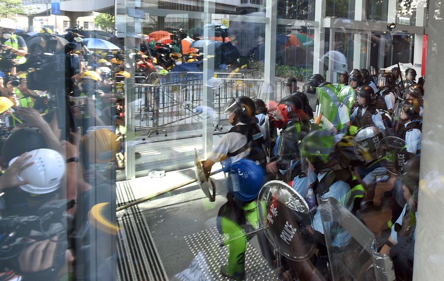 示威者衝擊立法會大樓。資料圖片