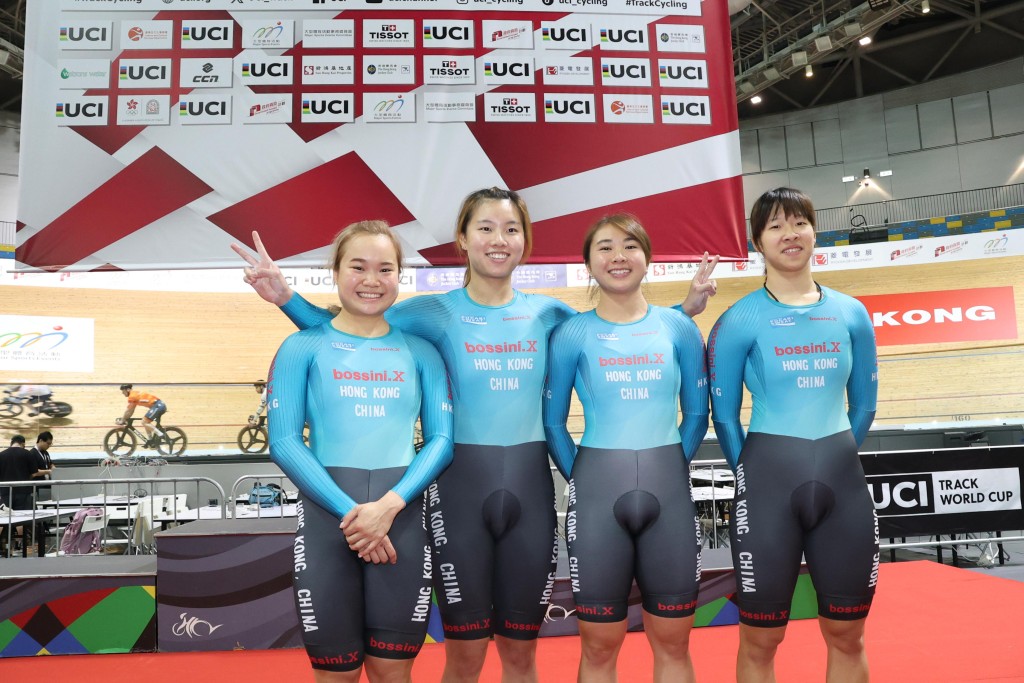 女子「短组」吴思颖(右起)、杨础摇、童森及程嬿珊表示受到男子短组在亚锦赛的突破成绩感到被被鼓舞。徐嘉华摄 女子「短组」吴思颖(右起)、杨础摇、童森及程嬿珊表示受到男子短组在亚锦赛的突破成绩感到被被鼓舞。徐嘉华摄