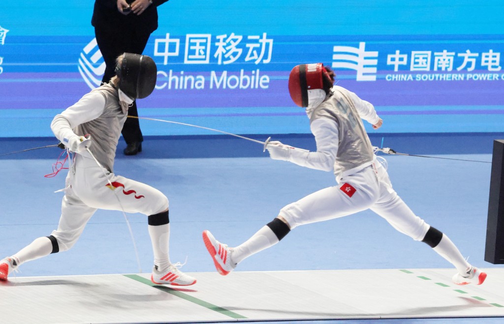 戴著紅色面罩的蔡俊彥(右)成功入8強。徐嘉華攝 戴著紅色面罩的蔡俊彥(右)成功入8強。徐嘉華攝