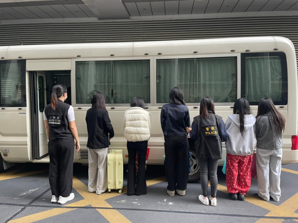 警方及入境處共拘捕8名內地女子，年齡介乎16歲至45歲。警方提供