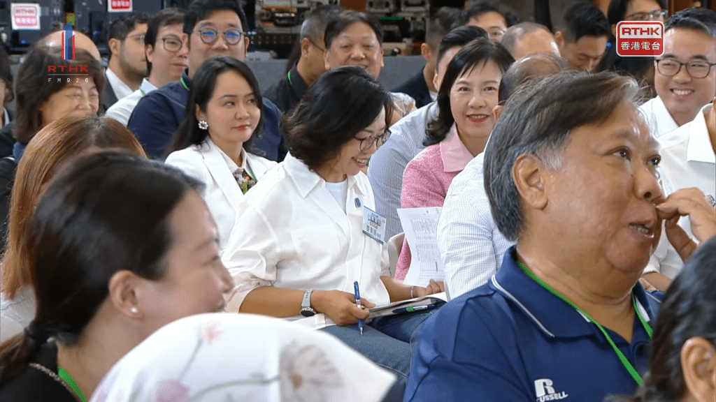 麥美娟在聽到相關意見後,亦與身旁的陳美寶和施俊輝「會心微笑」。港台直播截圖 麥美娟在聽到相關意見後,亦與身旁的陳美寶和施俊輝「會心微笑」。港台直播截圖