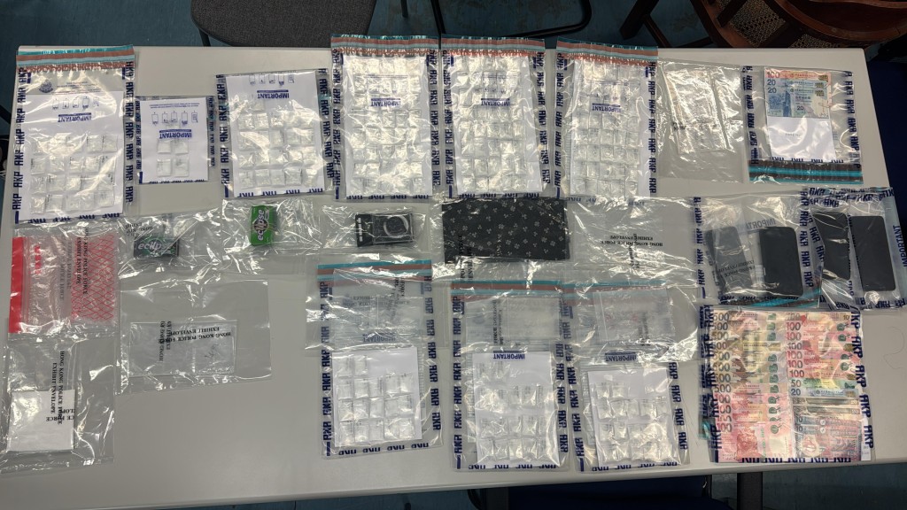 警方展示所檢獲的毒品。 警方展示所檢獲的毒品。
