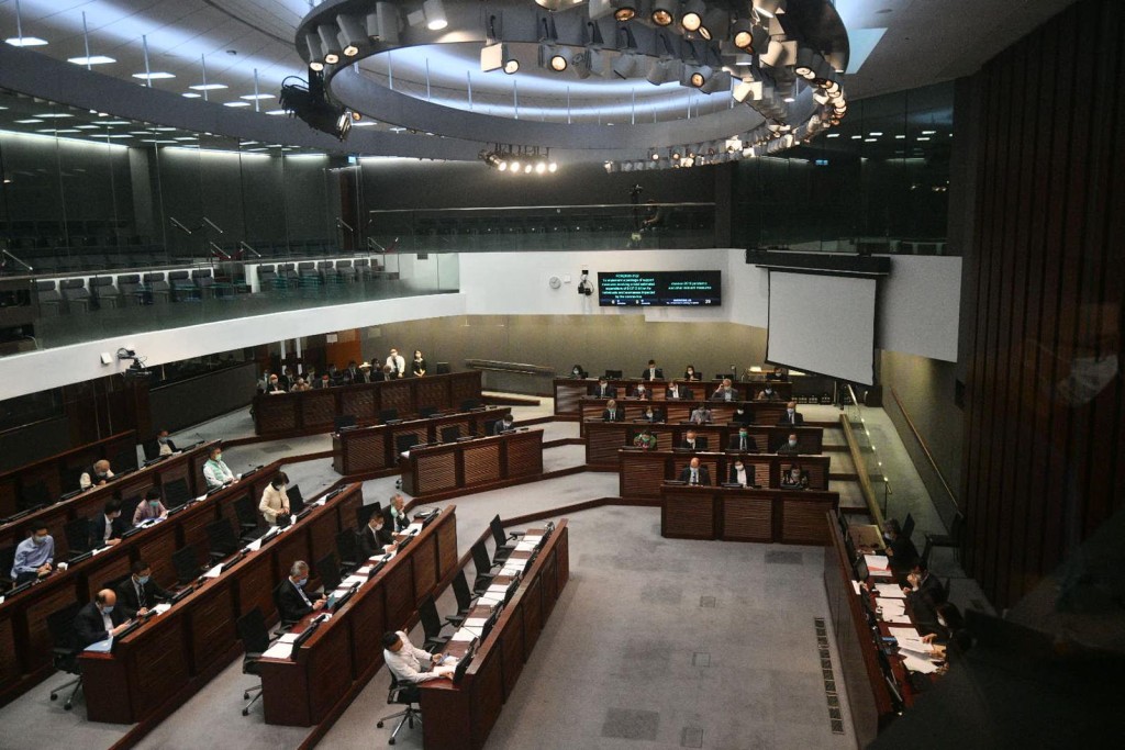 立法會財委會開會審議超過1300億的第二輪防疫抗疫基金撥款申請。