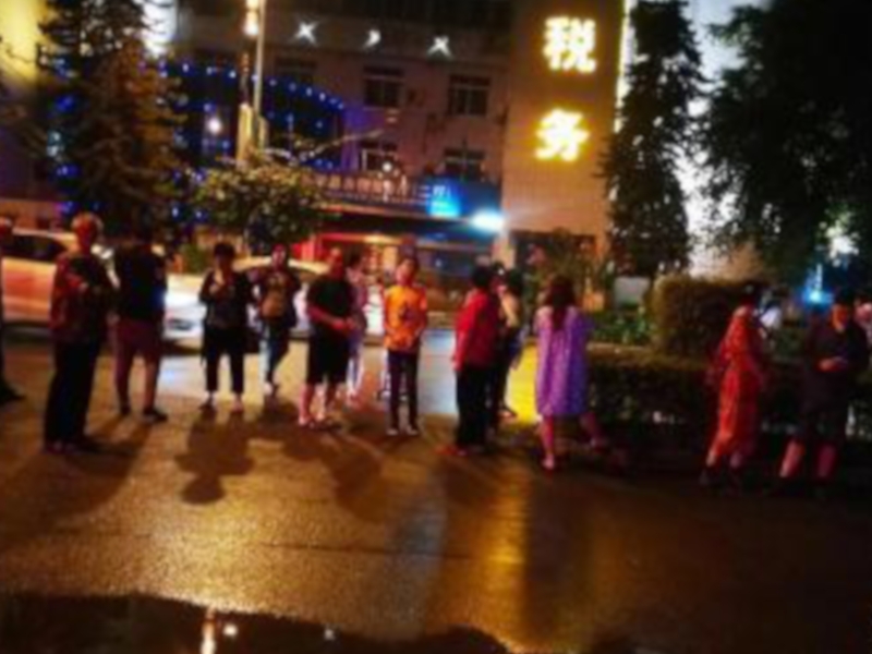 大批民眾擁上街頭暫避。網圖