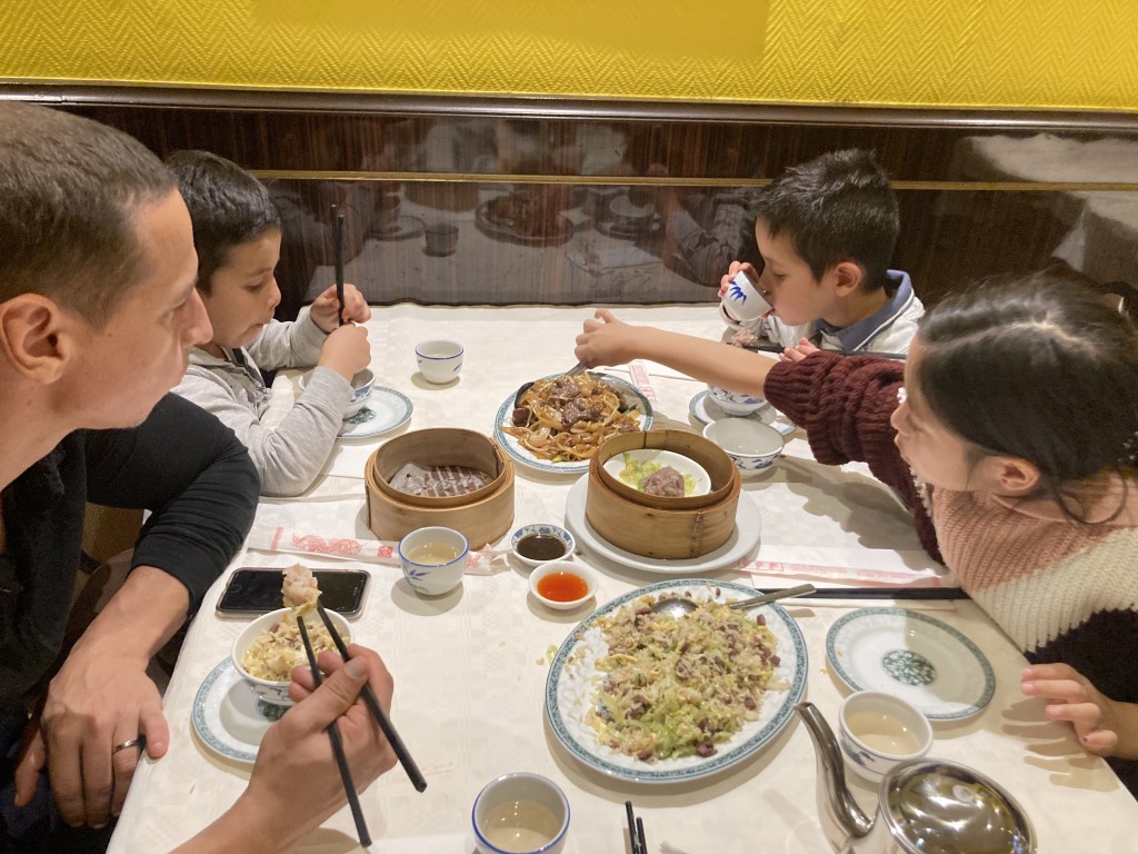 想念中式食品時，Hebe便會與家人到布魯塞爾的唐人街飲茶一解鄉愁。