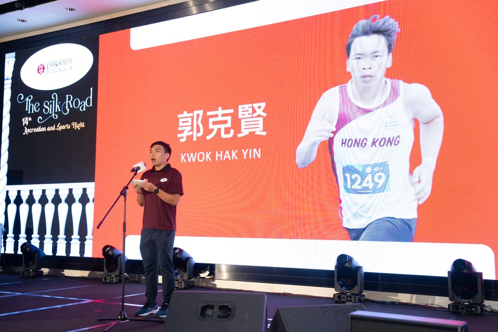 特殊奥運會田徑運動員郭克賢在台上分享峰迴路轉的訓練歷程。律師會fb