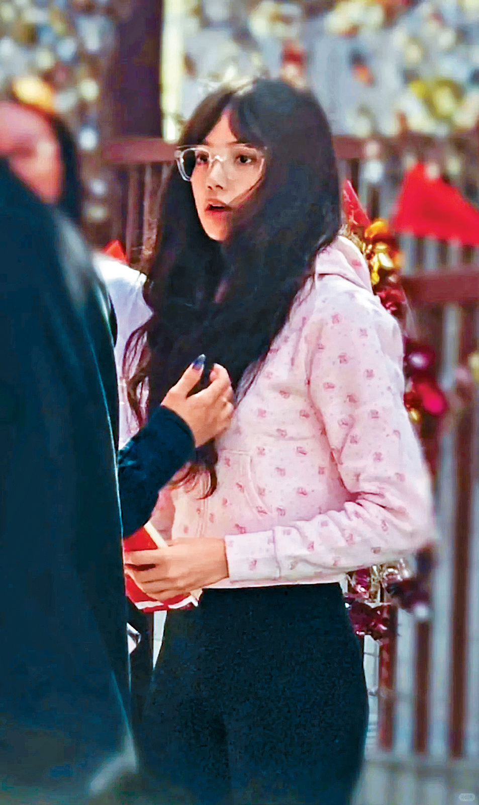 BLACKPINK成員Lisa昨日戴上眼鏡、素顏去拜神。