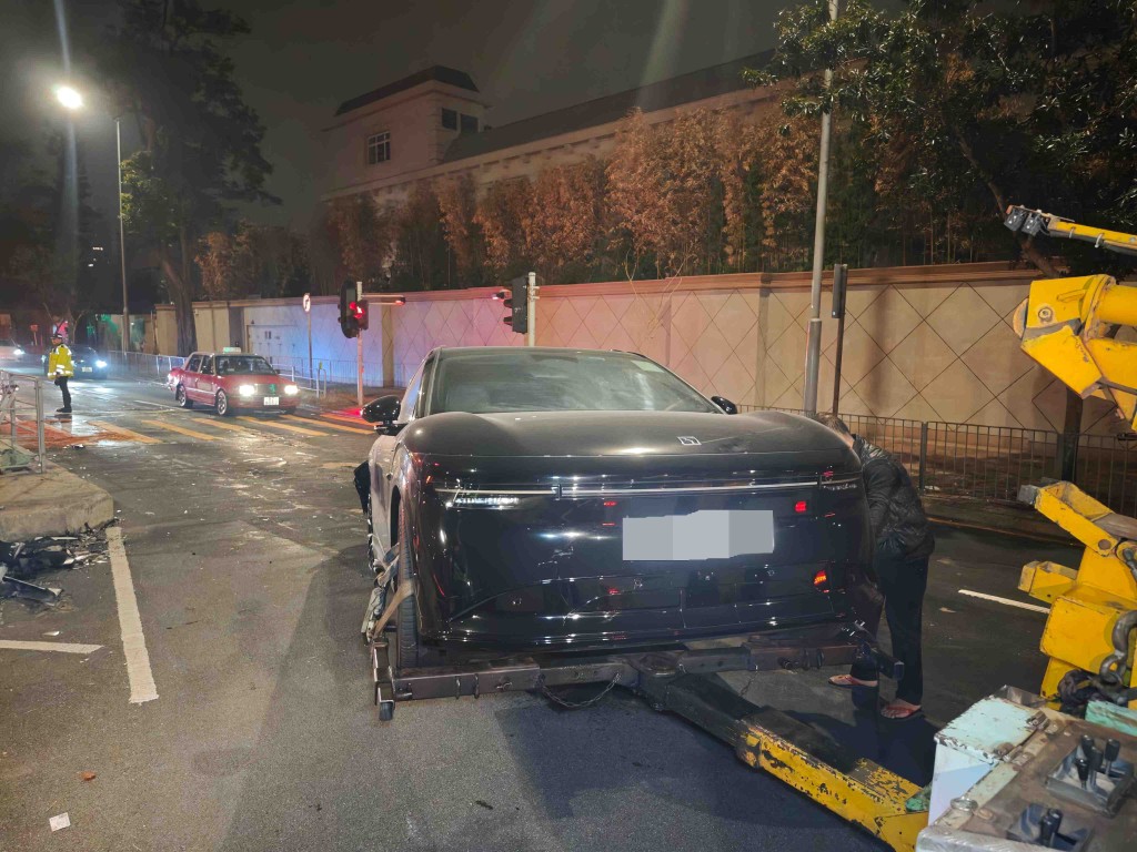 電動車意外後由拖車拖走。