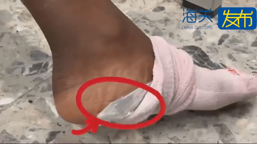 男旅客襪子內藏有大麻。