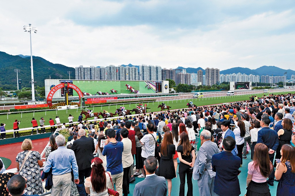 賽馬旅遊|今季總入場人數逾170萬 內地客破紀錄近20萬人 應家柏:獨一無二體驗
