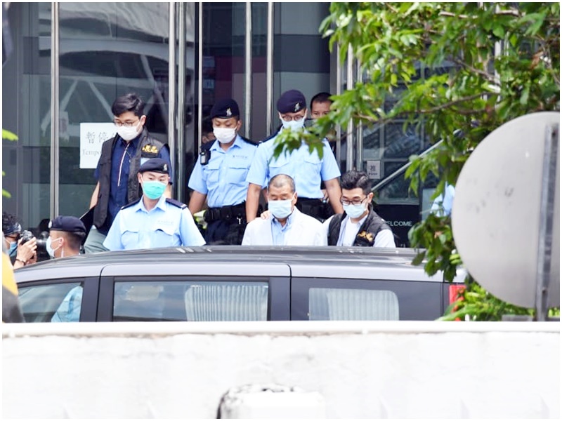 到下午1時半過後,黎智英被警員押離大樓,乘坐探員警車離開。