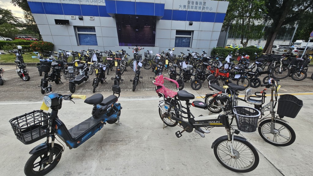 警方檢獲69部電動單車和15部電動滑板車。徐裕民攝