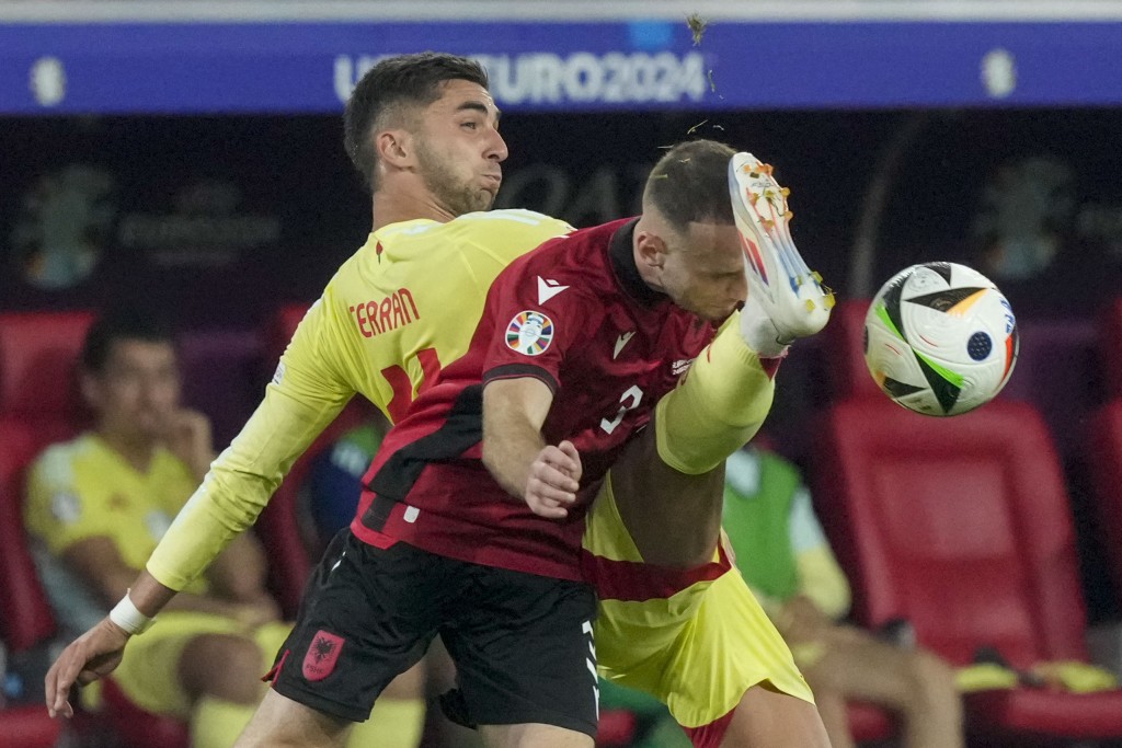 西班牙(黃衫)1:0小勝阿爾巴尼亞。REUTERS
