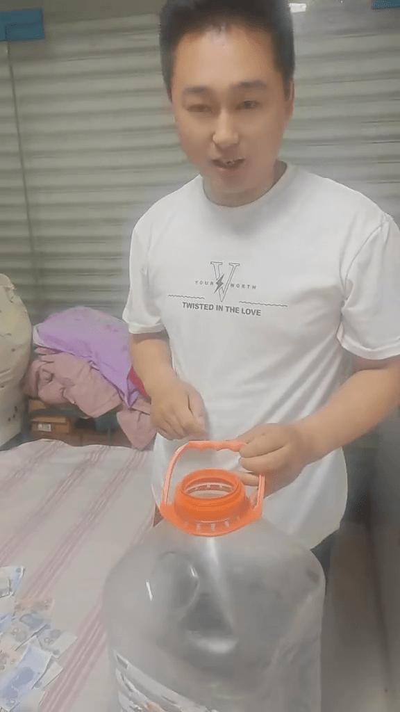 戒煙男建議將錢裝入空樽內。