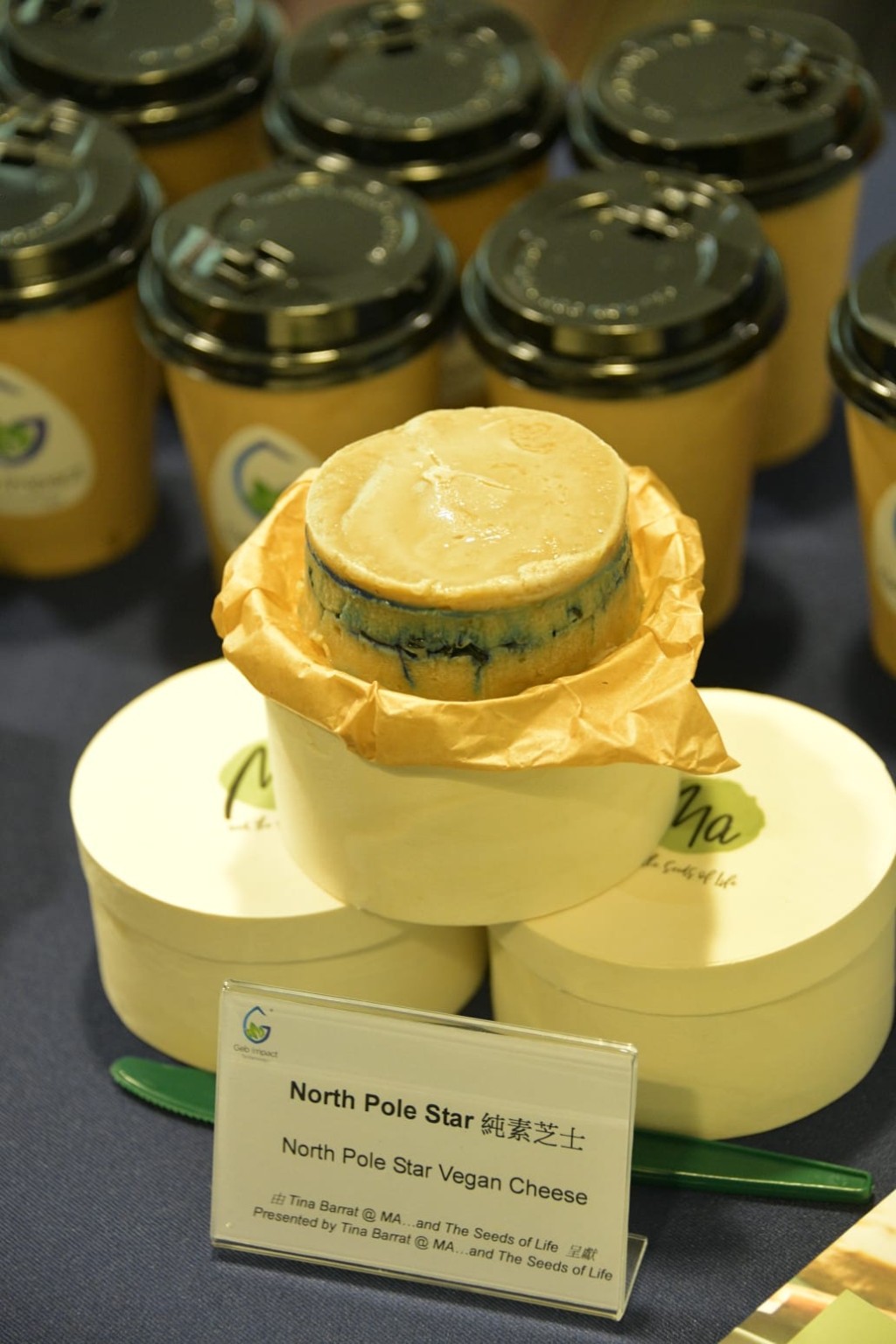 張遴琪展示由微藻製成的素芝士。