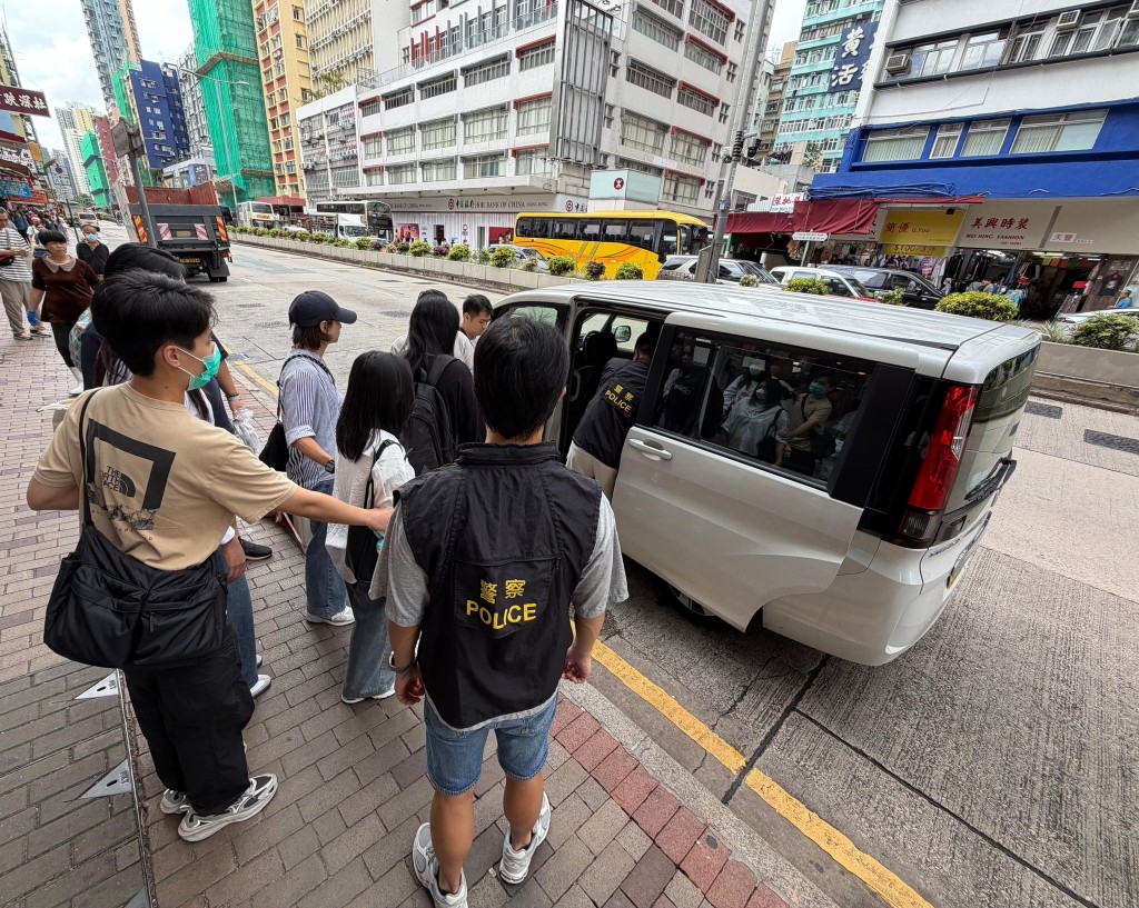 行動中10名非本地女子被捕。 行動中10名非本地女子被捕。