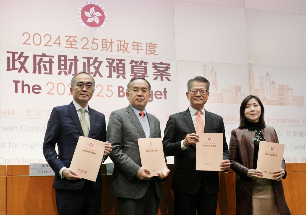 财政司司长陈茂波（右二）宣读新一份财案后，与许正宇（右三）见记者。资料图片