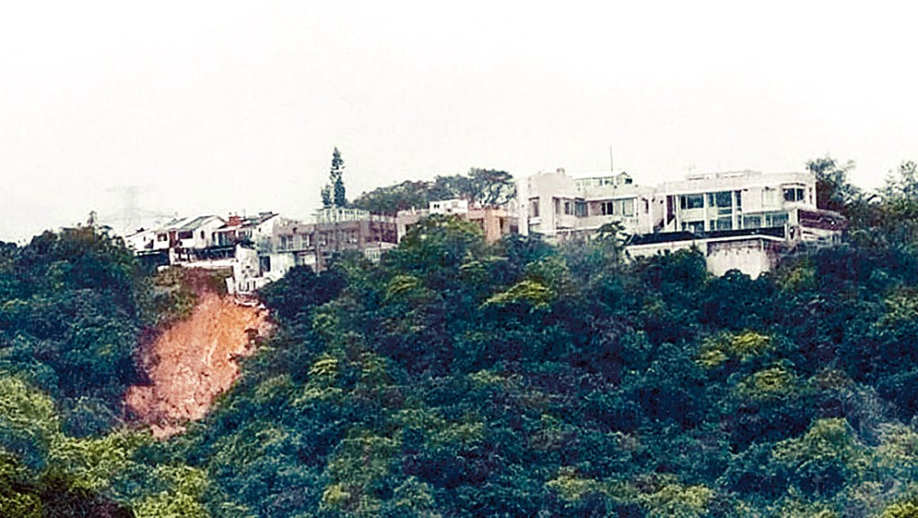 清水灣甘澍路發生山泥傾瀉，其中一幢獨立屋有即時危險須疏散住戶。