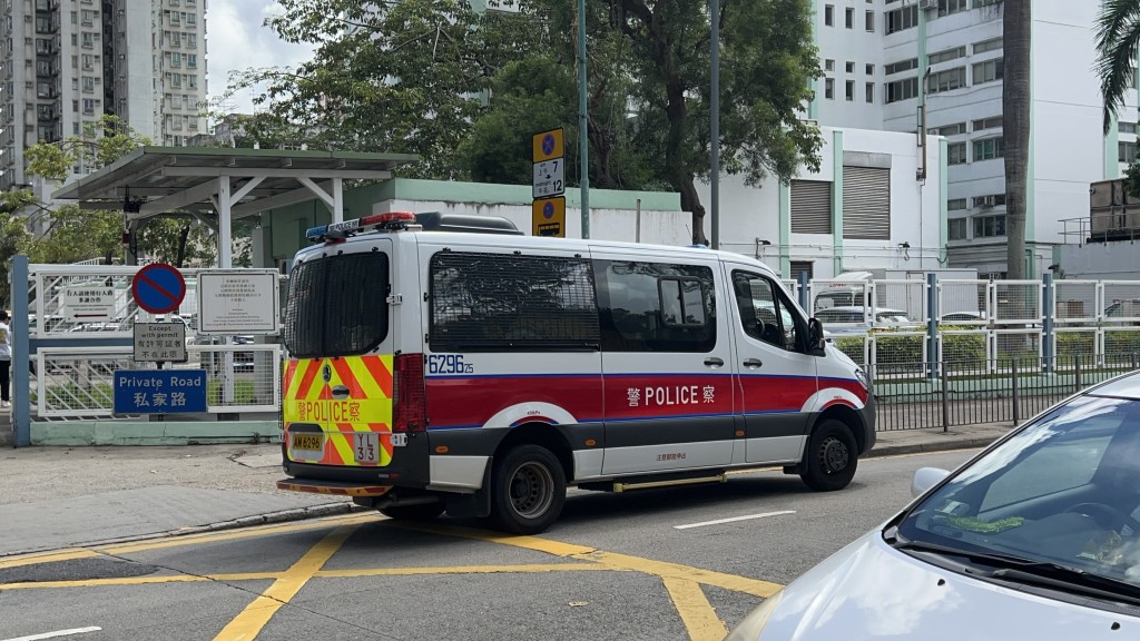 今早時一度有大批警員進入地盤調查。蔡楚輝攝 今早時一度有大批警員進入地盤調查。蔡楚輝攝