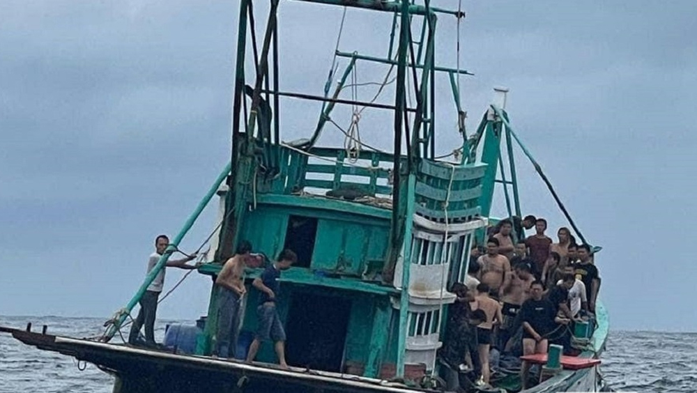 船上人员是11日从广东省广州市出发，抵达柬埔寨西港海域后不久即遇险。