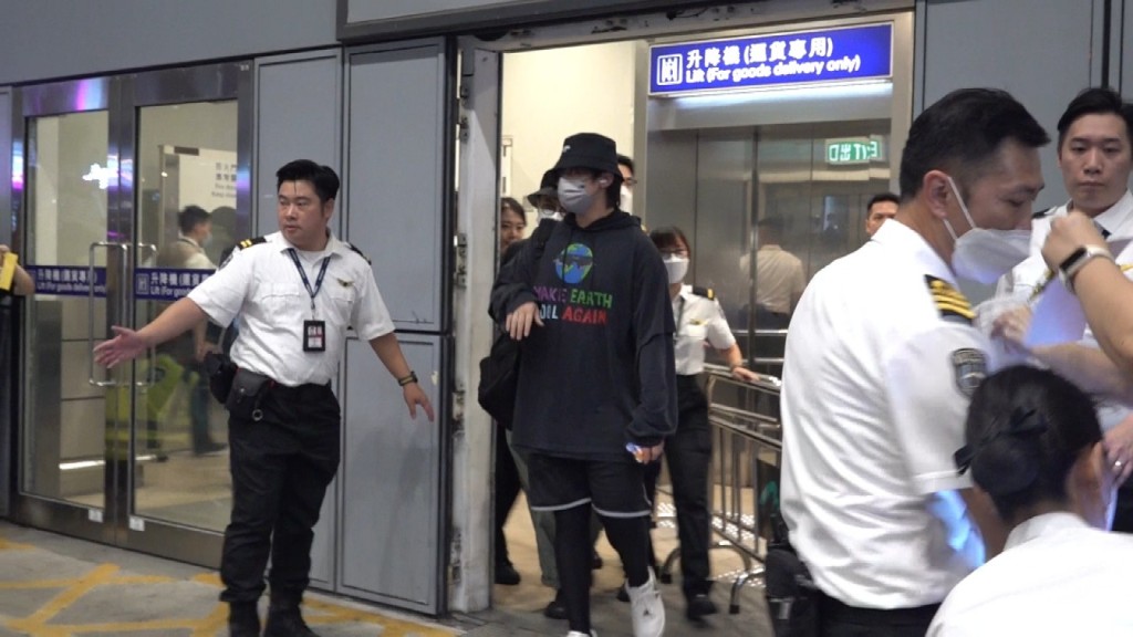 姜涛经特别通道步出机场。