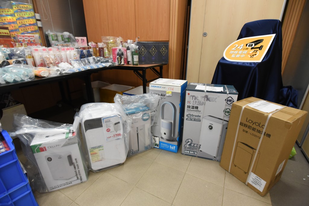 警方展示檢獲的物品，當中包括大量電器。