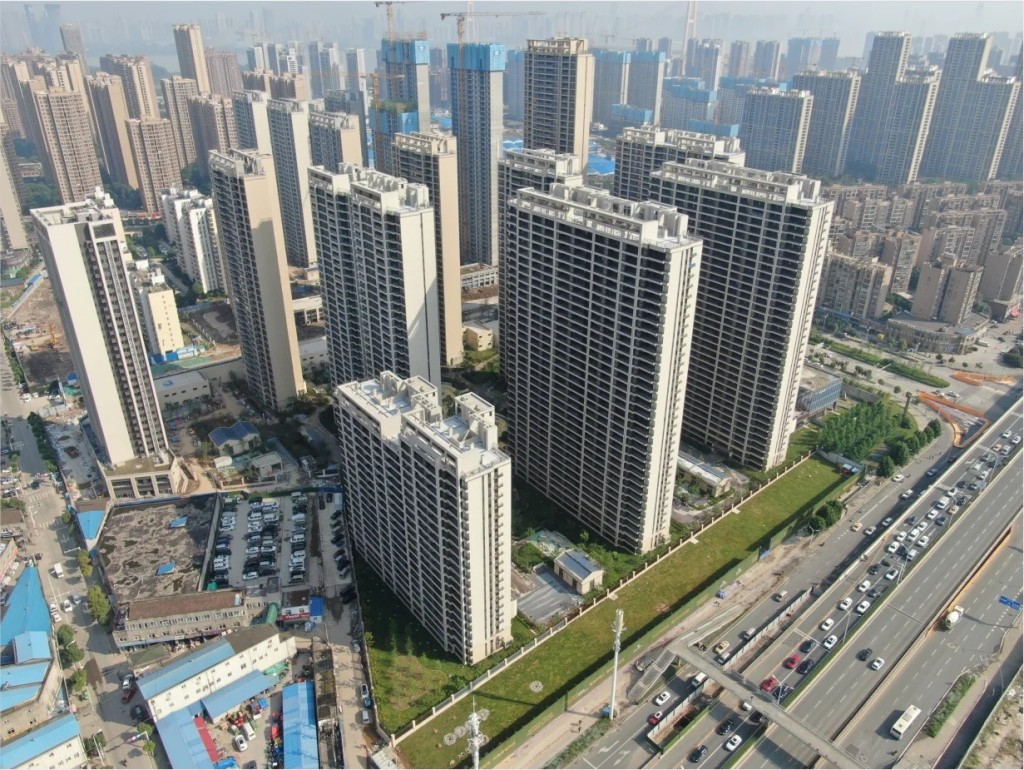 業權問題一向是內地車位交易的「致命傷」,不少發展商會將「20年長租」包裝成「永久使用權」推銷。 業權問題一向是內地車位交易的「致命傷」,不少發展商會將「20年長租」包裝成「永久使用權」推銷。