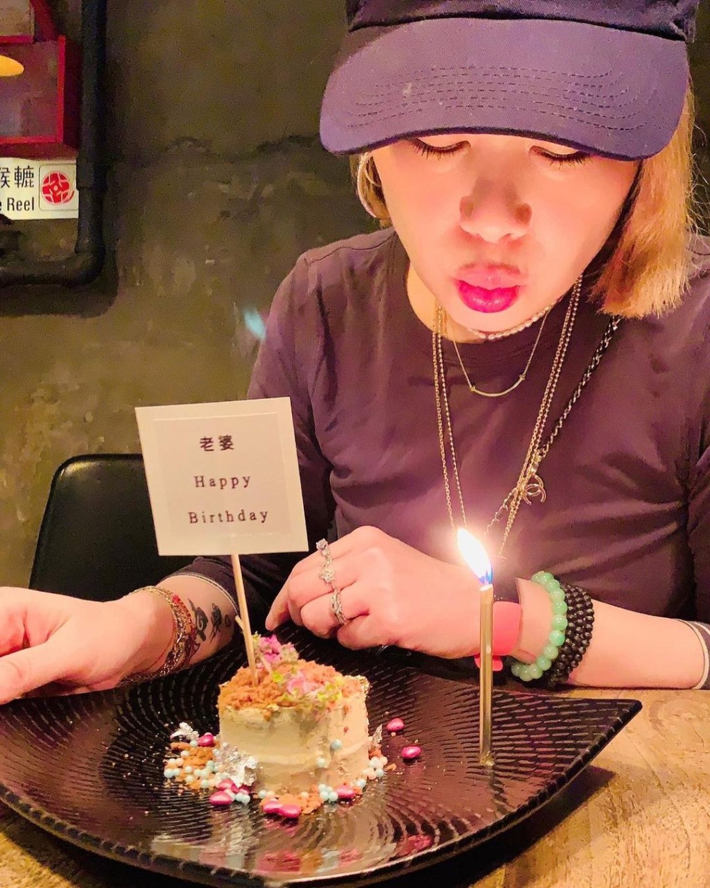 昨日是黃浩然老婆Kaka生日。