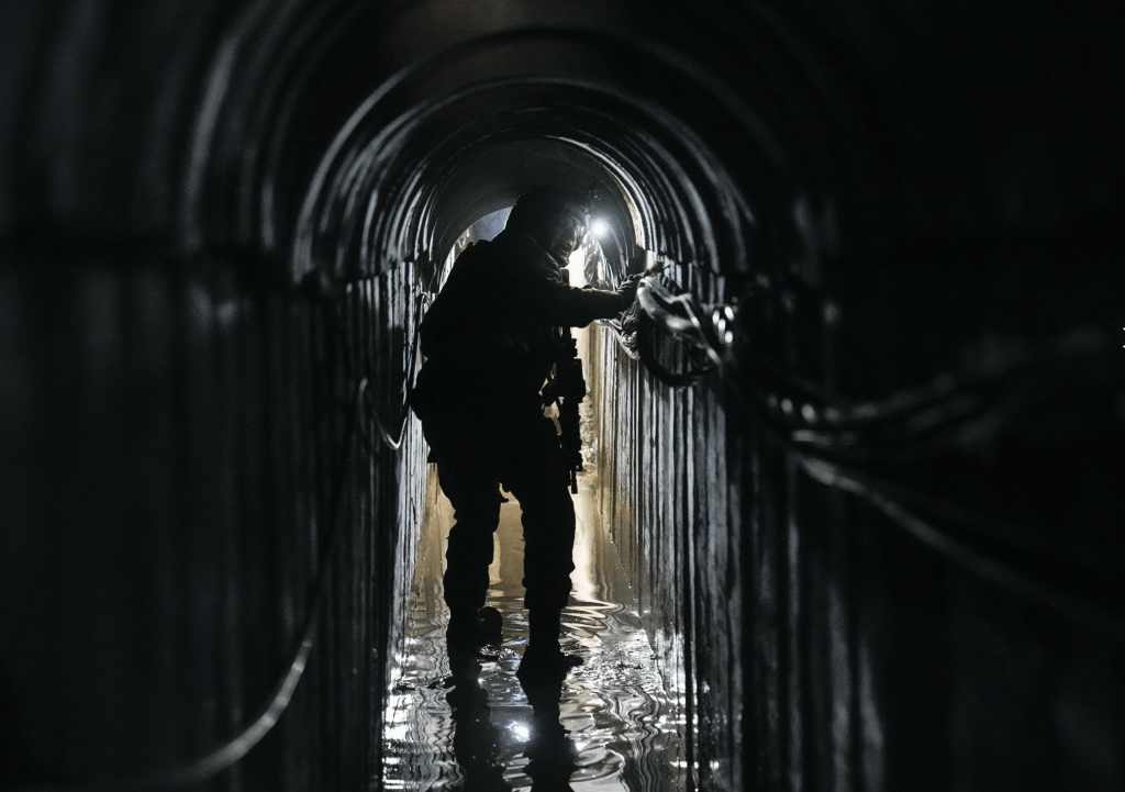 以军宣称，在联合国巴勒斯坦难民救济和工程处（近东救济工程处）于加沙的总部地下，找到一条供哈马斯成员使用的地下通道。美联社