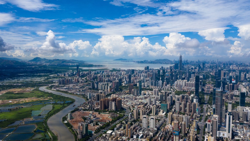 林鄭月娥希望內地放寬標準,只要控制到疫情、有健康碼、限制人數等就可以通關。新華社圖片