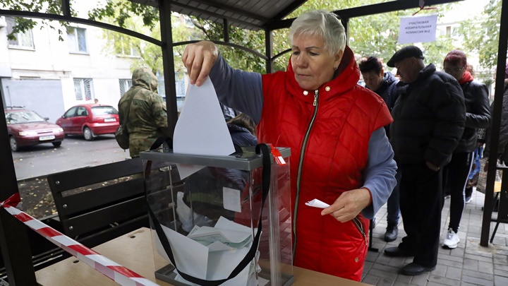 有烏東原官員指，親俄政權及武裝分子強迫民眾投票「支持入俄」。AP圖片