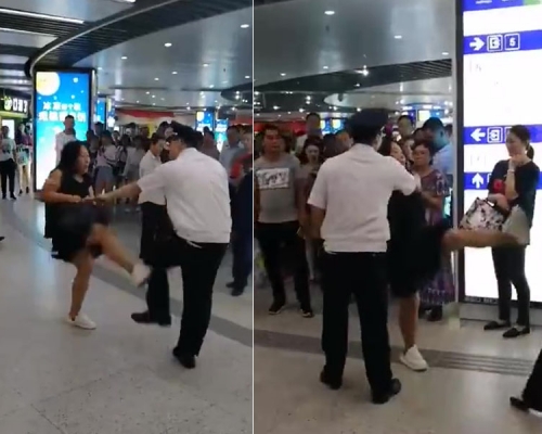南京中女搭地鐵用長者卡被「捉到正」,居然還大聲嘶吼,起腳狂踢工作人員。(網圖)