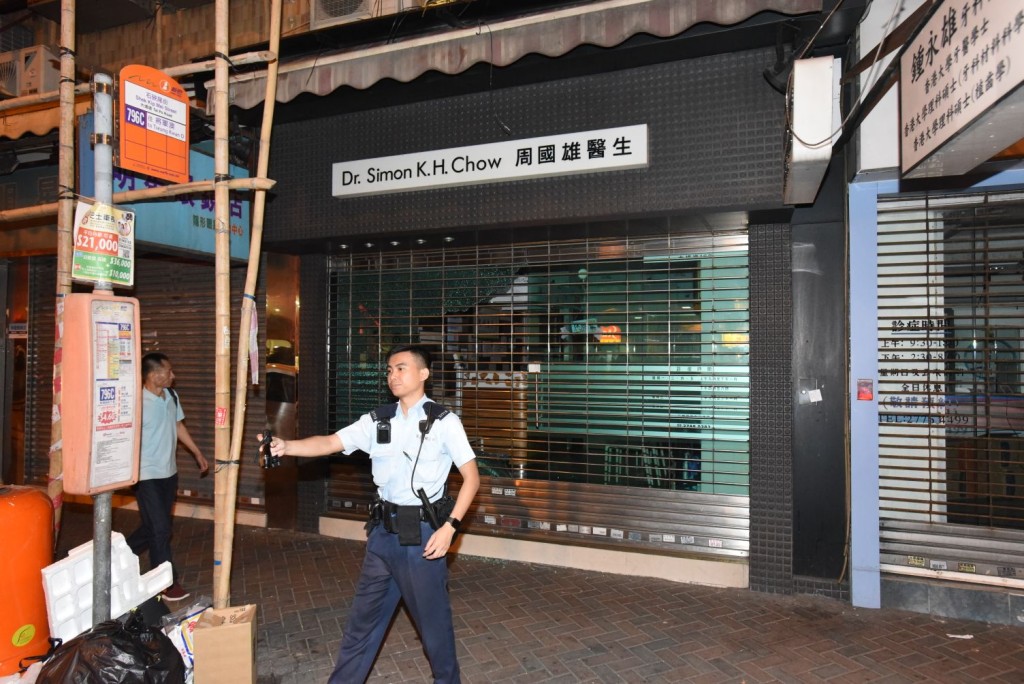 診所大門一幅約2米半乘2米半的玻璃爆裂。