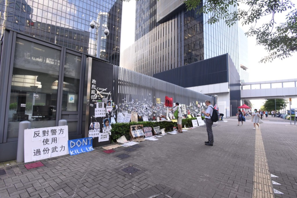 政府總部外有人放置抗議紙牌及鮮花。