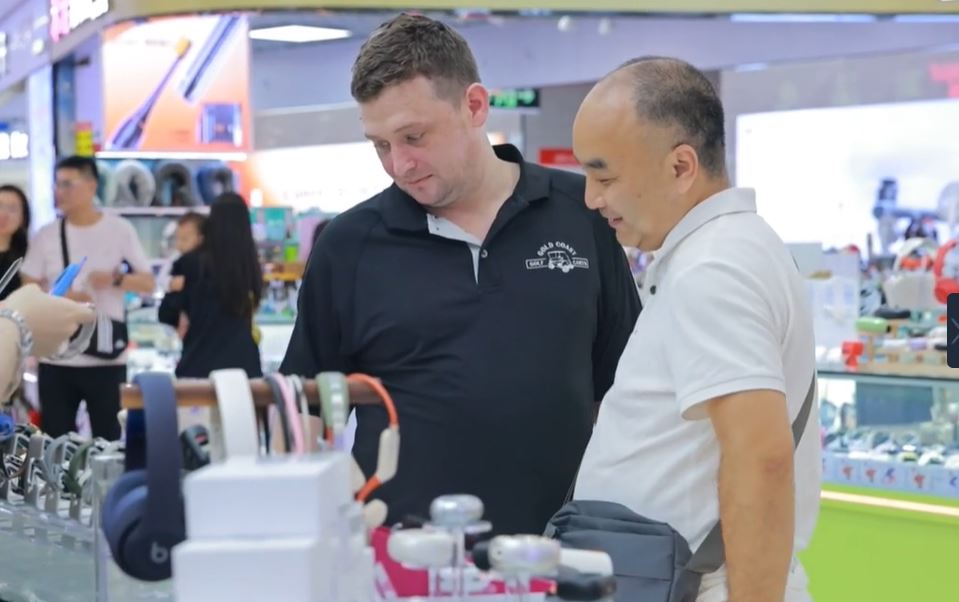 中国制的科技产品成为外国游客的消费重点。中新网