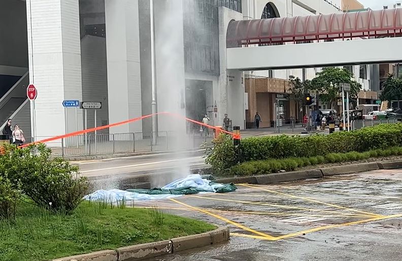 海水倒灌令渠蓋不時噴出巨大水柱，猶如噴泉。FB杏花邨的人和事Eddie Chan