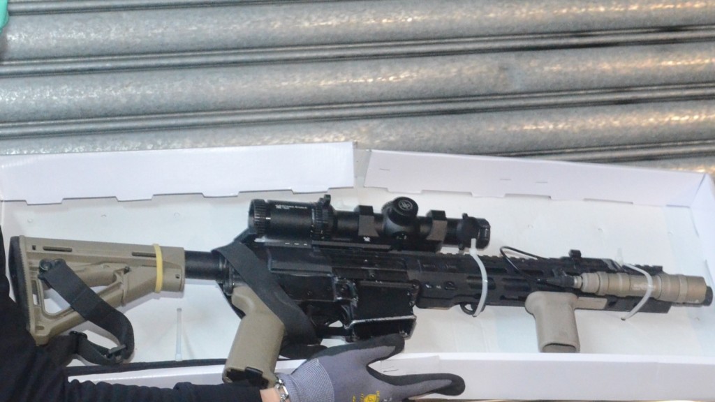 涉案的AR-15步枪。资料图片